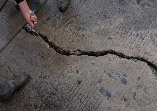 水泥路面修补公司分享灌浆处理路面裂缝的方法